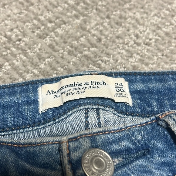 ABERCROMBIE & FITCH Super Skinny Ankle Mid Rise Light Wash Stretchy Denim Jeans - Picture 2 of 3